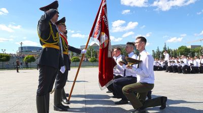 Выпускникам Академии МВД вручили дипломы на площади Государственного флага