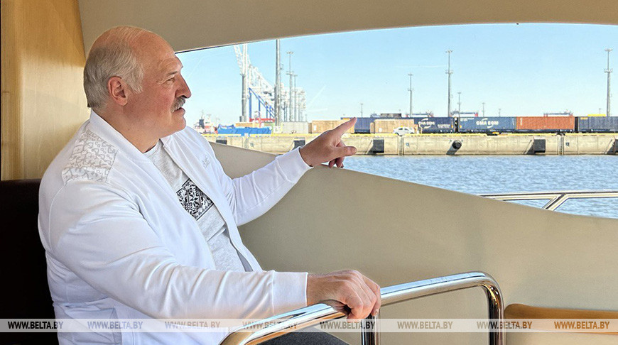 Лукашенко ознакомился с ходом строительства белорусского порта в Бронке