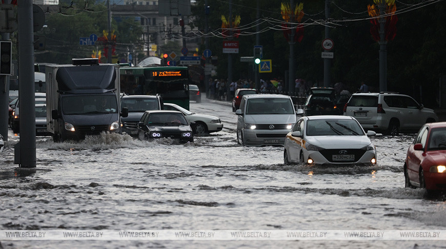 Проливной дождь затопил улицы Могилева
