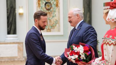 Лукашенко вручил государственные награды заслуженным деятелям различных сфер