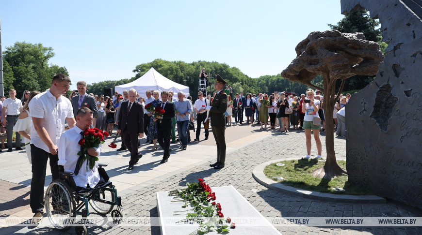 Памятный знак "Живая память благодарных поколений" открыли в Минске