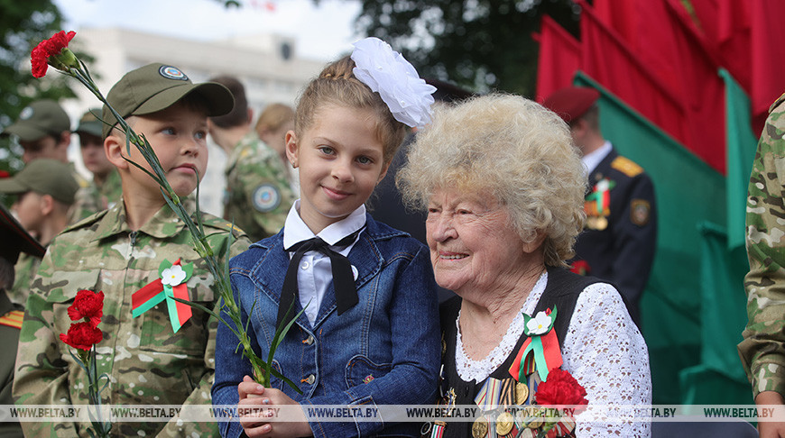 Цветы к памятнику воинам и партизанам в парке Жилибера возложили в Гродно