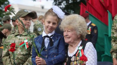 Цветы к памятнику воинам и партизанам в парке Жилибера возложили в Гродно