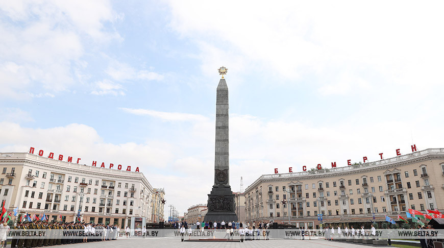 Торжественная церемония возложения цветов и венков к монументу Победы в Минске