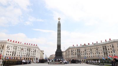 Торжественная церемония возложения цветов и венков к монументу Победы в Минске