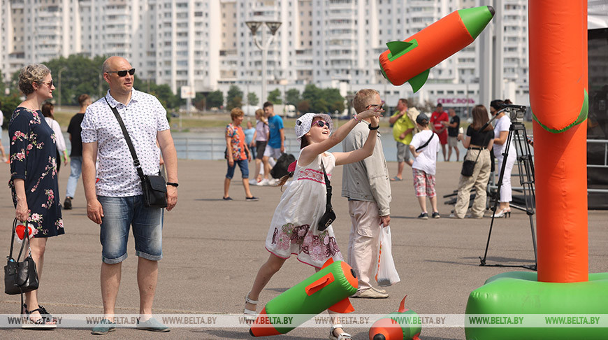 Праздничные гулянья возле Дворца спорта в Минске