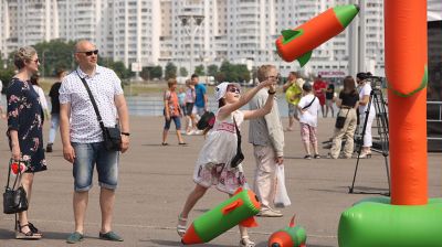 Праздничные гулянья возле Дворца спорта в Минске