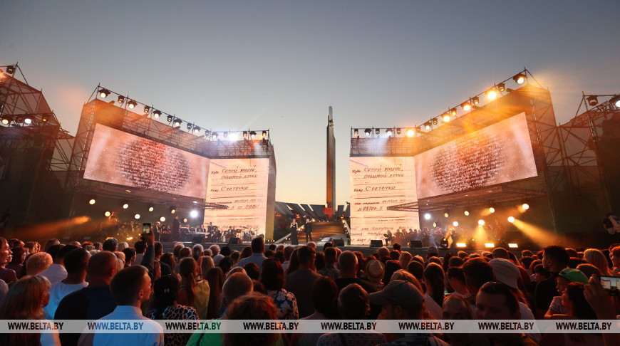 Гала-концерт "Наша память сильнее времени" у обелиска "Минск – город-герой"