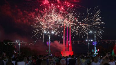 Исполнением гимна и салютом завершилось празднование Дня Независимости в Витебске