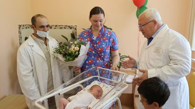 В Витебске чествовали рожденного в День Независимости малыша и его маму