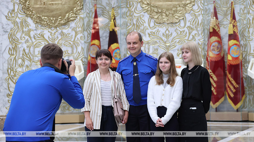 Сотрудники Следственного комитета посетили с экскурсией Дворец Независимости