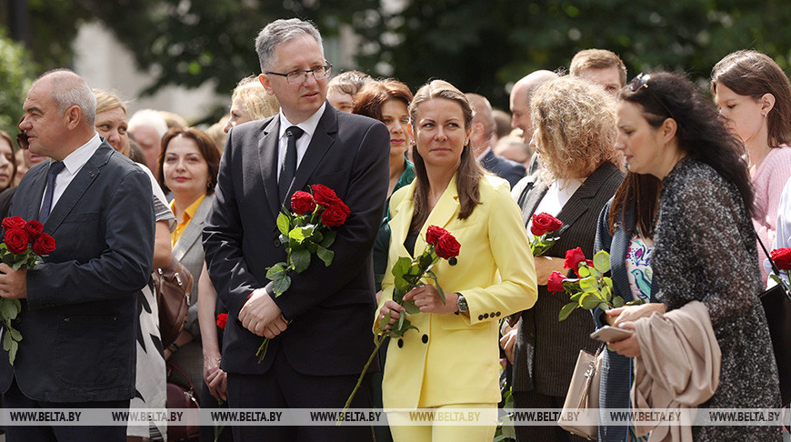 В Минске возложили цветы к памятнику Янке Купале