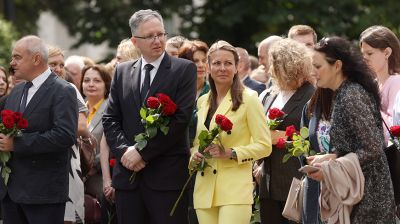 В Минске возложили цветы к памятнику Янке Купале