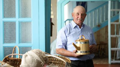 Народный мастер Беларуси Владимир Станкевич 40 лет занимается традиционным бондарным ремеслом