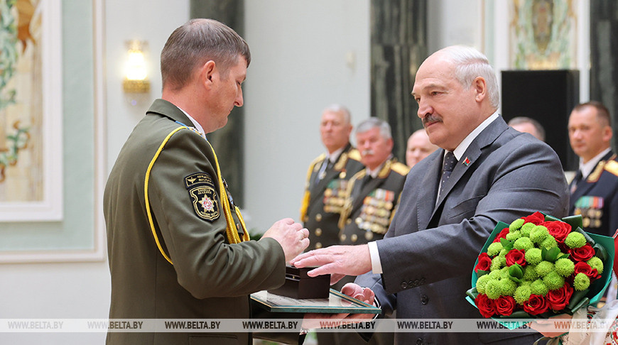 Лукашенко наградил лучших выпускников военных вузов и вручил генеральские погоны