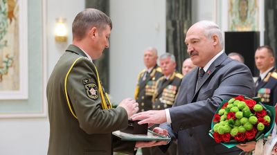Лукашенко наградил лучших выпускников военных вузов и вручил генеральские погоны