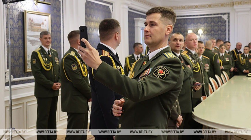 Лучшие выпускники военных вузов побывали на экскурсии во Дворце Независимости