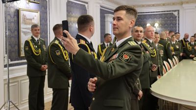 Лучшие выпускники военных вузов побывали на экскурсии во Дворце Независимости
