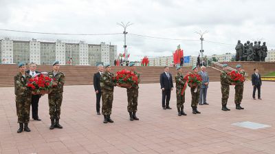 Участники заседания Совета ЕЭК возложили цветы к монументу на площади Победы в Витебске