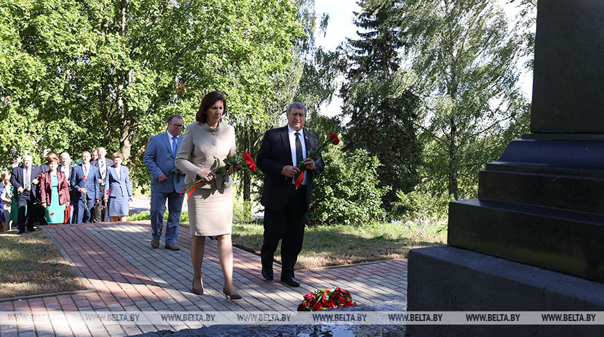 Кочанова возложила цветы к мемориальному комплексу "Курган бессмертия" в Верхнедвинском районе