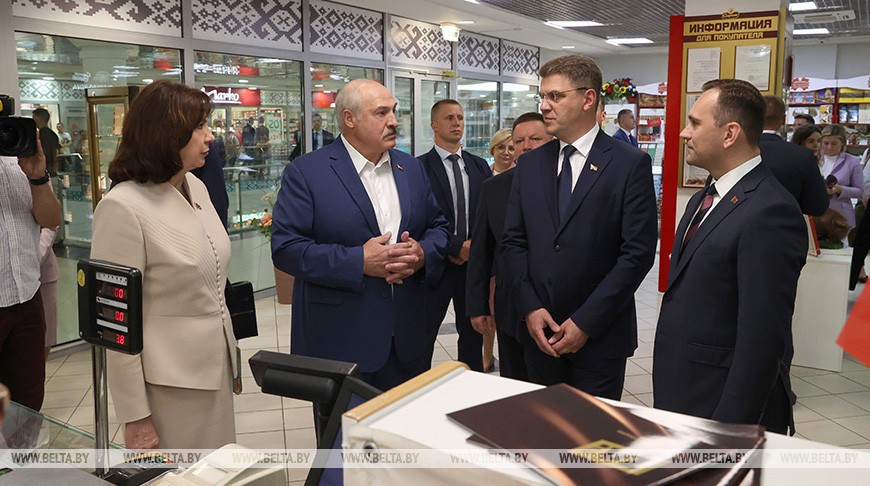 Лукашенко посетил торговый центр "Столица" в Минске