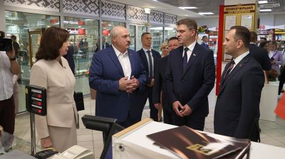 Лукашенко посетил торговый центр "Столица" в Минске