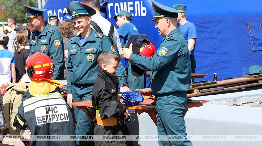 Праздник в честь Дня пожарной службы проходит в Гомеле