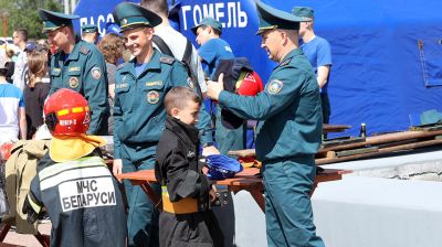 Праздник в честь Дня пожарной службы проходит в Гомеле