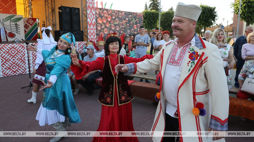 Этно-вечеринка прошла на "Вишневом фестивале" в Глубоком