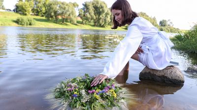 Участницы конкурса "Дзявочы вянок Мiра" провели купальский обряд