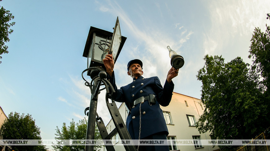 Брестский фонарщик продолжает зажигать фонари на улице Советской