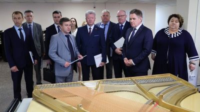 Петришенко посетил ООО "Фабрика фортепиано"