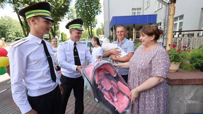 Крестницу "Славянского базара" и милиции поздравили с выпиской из Витебского областного роддома