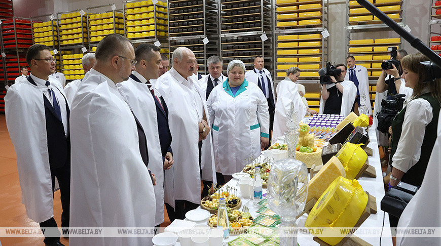 Лукашенко ознакомился с производством сыров в Поставах