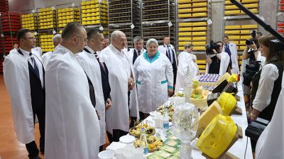 Лукашенко ознакомился с производством сыров в Поставах