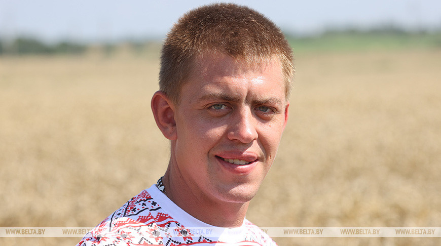 Первый тысячник среди молодежных экипажей на уборке зерна появился в Витебской области