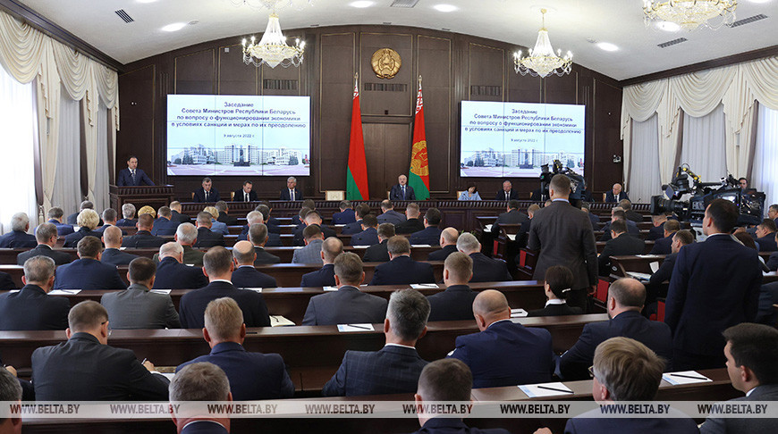 Функционирование экономики в условиях санкций обсуждают на заседании Совмина с участием Лукашенко