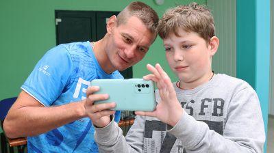 Чемпион мира по муай-тай Андрей Кулебин пообщался с детьми в лагере "Планета"