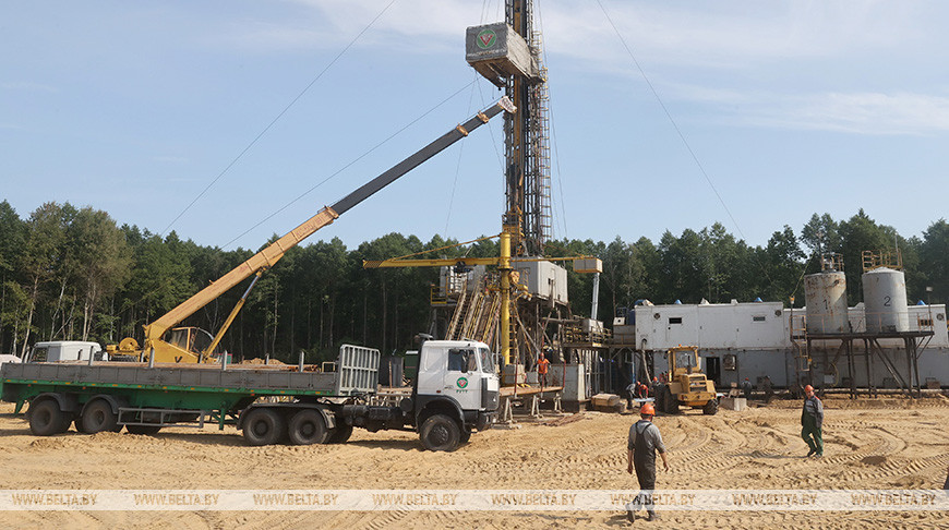 На новой скважине Южно-Осташковичского нефтяного месторождения завершается монтаж буровой установки
