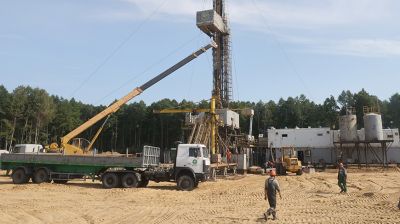 На новой скважине Южно-Осташковичского нефтяного месторождения завершается монтаж буровой установки