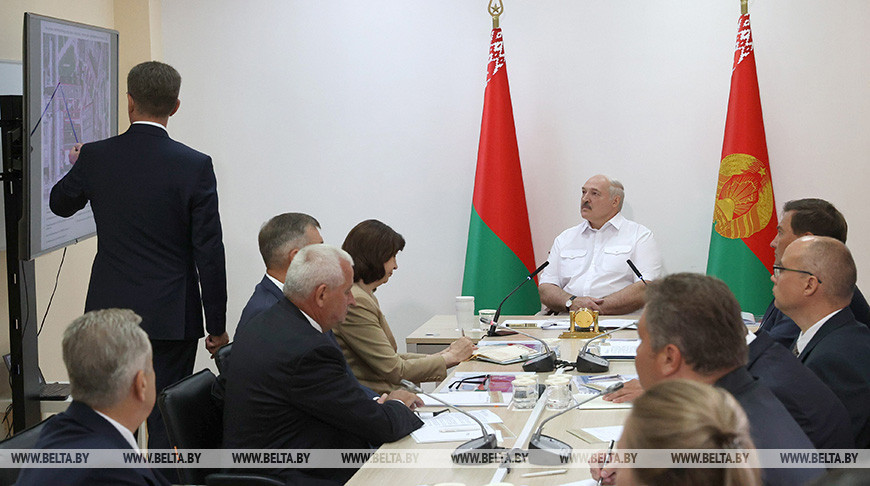 Лукашенко изучил ситуацию с крупными минскими долгостроями и посетил мотовелозавод