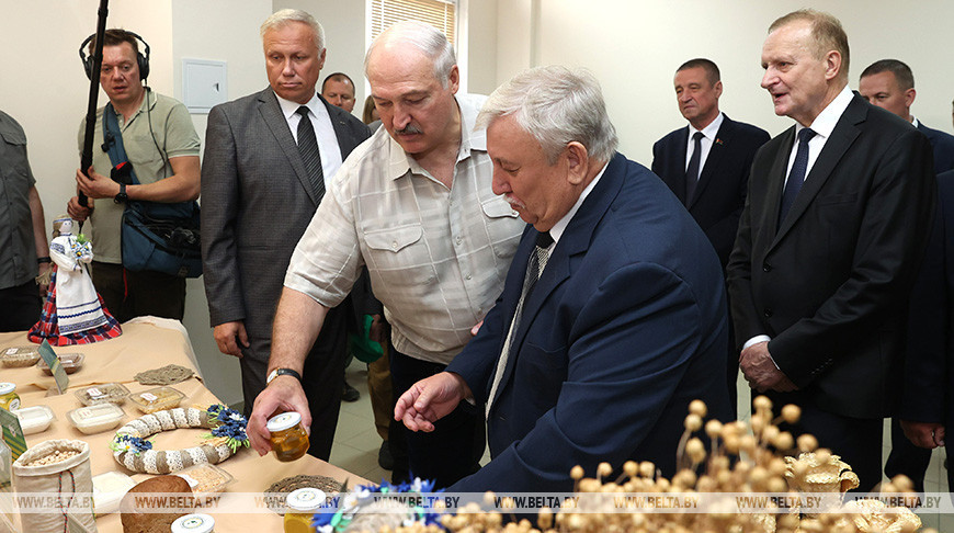 Лукашенко посетил НПЦ НАН Беларуси по земледелию
