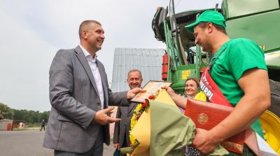 Молодой комбайнер ОАО "Беловежский" намолотил более 4 тыс. т зерна