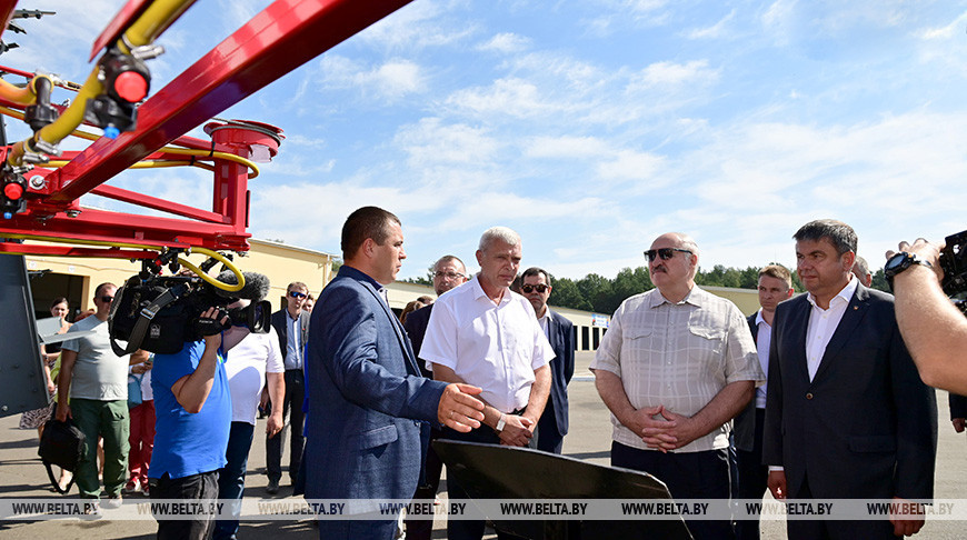 Глава государства посетил ОАО "Журавлиное" в Пружанском районе