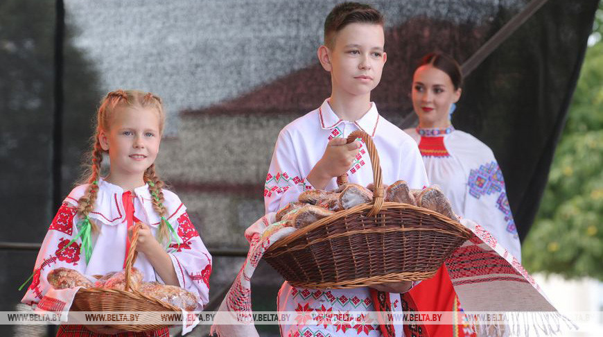 Свислочь принимает первый в Беларуси каравай-фест "Бацькава булка"