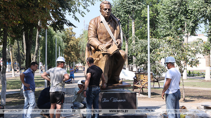 Памятник Ивану Шамякину установили в Добруше ко Дню белорусской письменности