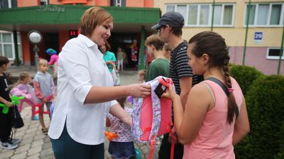 Семьи из Украины получили помощь в подготовке к школе