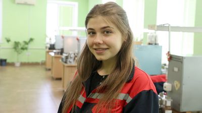 Молодой специалист-электромеханик Наталья Семенова осваивается на первом рабочем месте