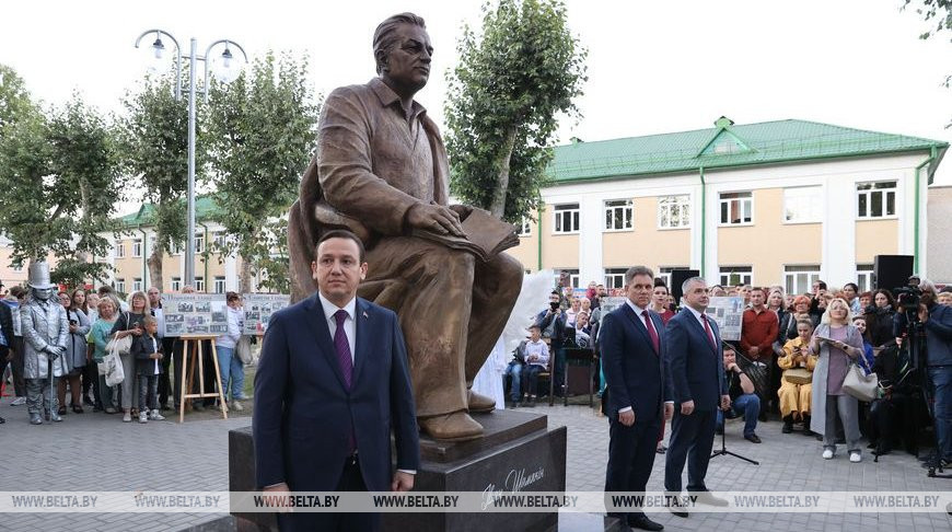 Памятник Ивану Шамякину открыли в Добруше