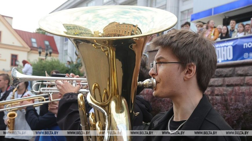 Учащиеся Гродненского музыкального колледжа устроили флешмоб на День города